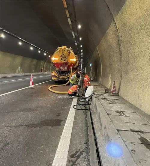 西峡隧道排水渠清淤